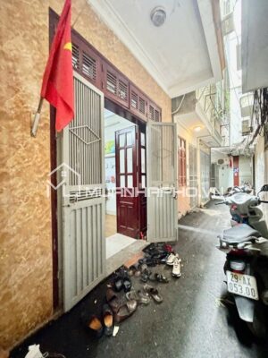 NHÀ DÂN XÂY CHẮC CHẮN – GẦN PHỐ – AN NINH TỐT – CÁCH Ô TÔ 30M