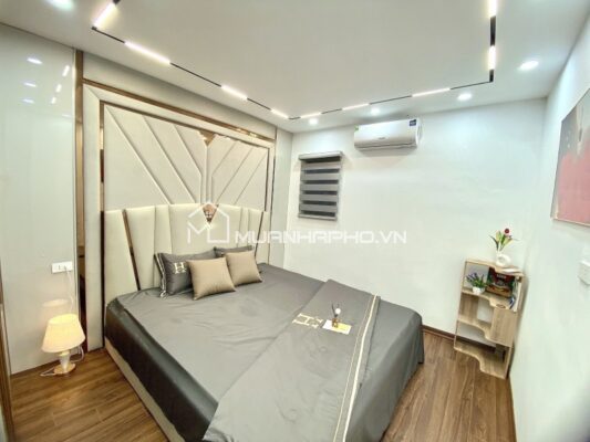 NHÀ 4 TẦNG ĐÊ LA THÀNH – GẦN PHỐ – 2 THOÁNG – NHÀ ĐẸP Ở NGAY