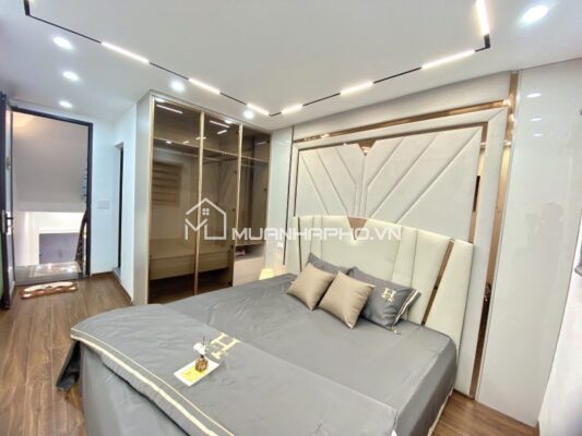 NHÀ 4 TẦNG ĐÊ LA THÀNH – GẦN PHỐ – 2 THOÁNG – NHÀ ĐẸP Ở NGAY