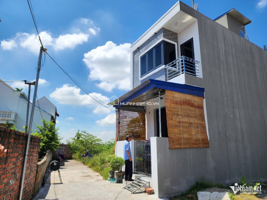 Bất ngờ bị người lạ xây nhà trên đất đã được cấp sổ đỏ, còn ‘ép’ bán đổi đất