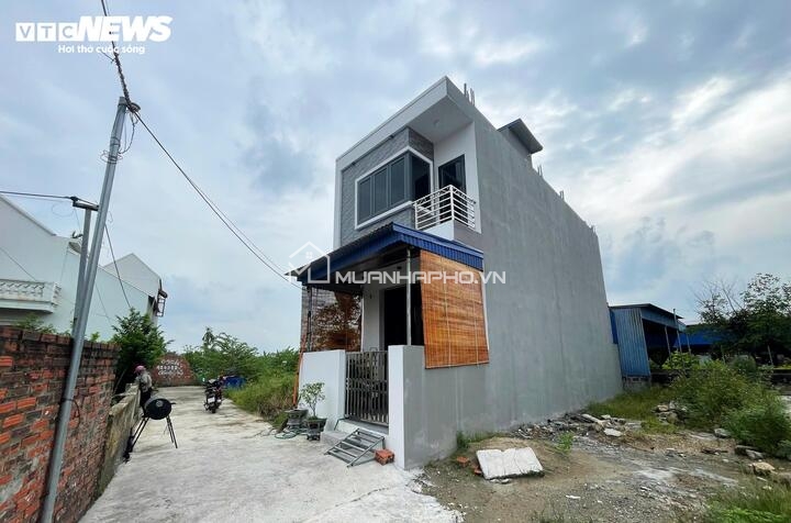 Bất ngờ bị người lạ xây nhà trên đất đã được cấp sổ đỏ, còn ‘ép’ bán đổi đất